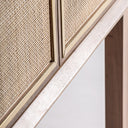 Armario de madera de mango y latón en color marrón – detalle