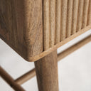 Armario de madera de mango y MDF en color marrón – detalle