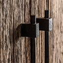 Armario de madera recuperada y metal en color marrón – detalle