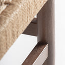 Banco de madera de haya y fibra natural en color marrón – detalle