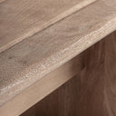 Banco de madera de mango en color marrón claro – detalle