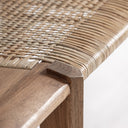 Banco de madera de teca en color marrón de líneas contemporáneas – detalle