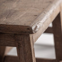 Banco de madera de teca en color marrón envejecido – detalle