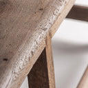 Banco de madera de teca en color marrón envejecido – detalle