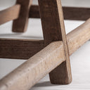 Banco de madera de teca en color marrón envejecido – detalle