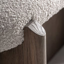 Banco de pie de cama de madera de olmo y poliéster en color marrón – detalle