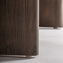 Banco de pie de cama de madera de olmo y poliéster en color marrón – detalle