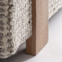 Banco de pie de cama tapizado en lana en color beige – detalle
