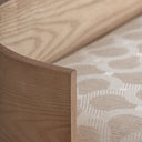 Banco de pie de cama tapizado en poliéster en color beige – detalle