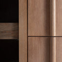 Barra de bar de madera de roble y mármol en color marrón claro – detalle