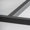 Base de vitrina de hierro en color negro – detalle