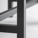 Base de vitrina de hierro en color negro – detalle