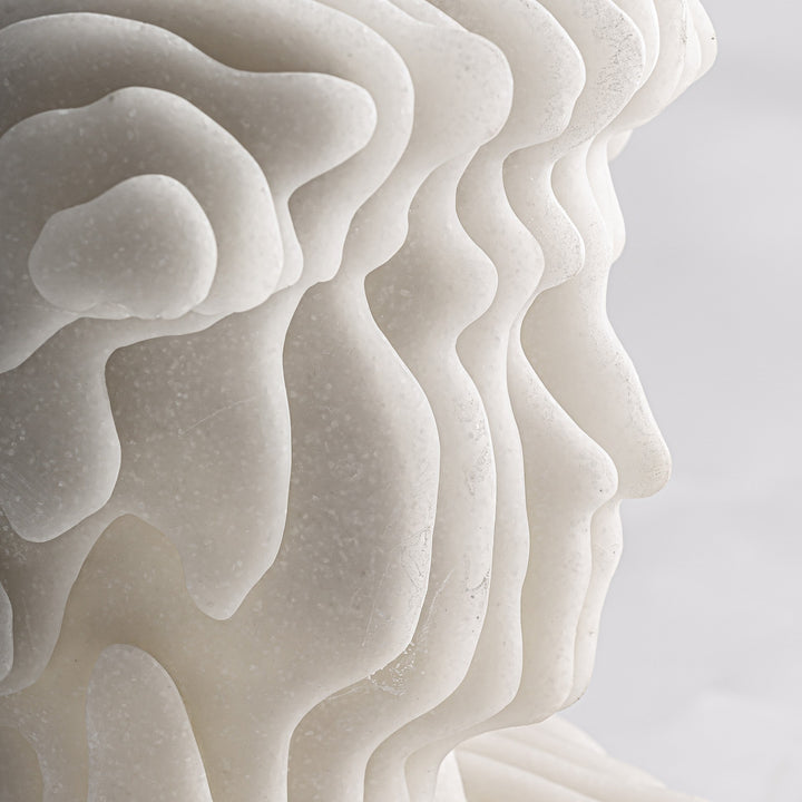 Busto decorativo de resina en color blanco 20 x 30 cm – detalle