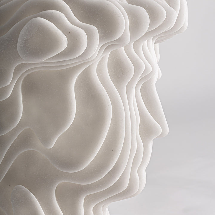 Busto decorativo de resina en color gris – detalle