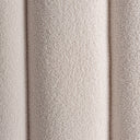 Cabecero tapizado en poliéster en color crema – detalle