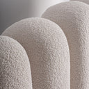 Cabecero tapizado en poliéster en color crema – detalle