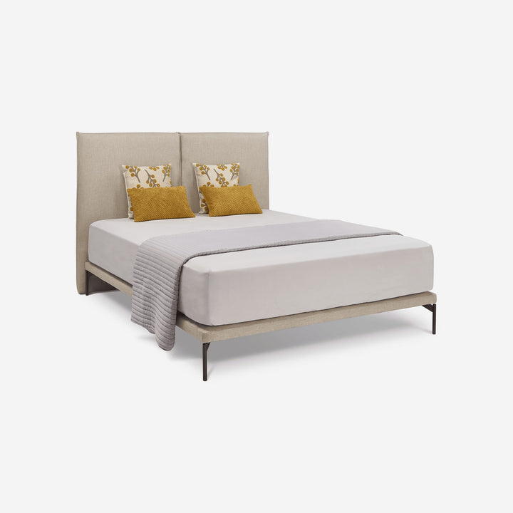 Cabeceira estofada fina e minimalista, 120 cm de altura – fotografia de estúdio, montada numa cama