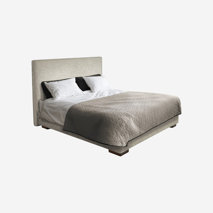 Cabeceira estofada lisa, 130 cm de altura – fotografia de estúdio, montada numa cama