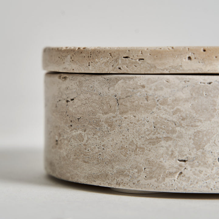 Caja de baño de travertino en color crema 13 x 6 cm – detalle