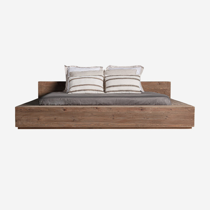 Cama de madera de pino reciclado en color marrón claro
