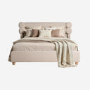 Cama de madera de pino y algodón bouclé en color blanco roto