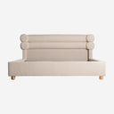 Cama de madera de pino y algodón bouclé en color blanco roto