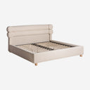 Cama de madera de pino y algodón bouclé en color blanco roto