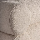 Cama de madera de pino y algodón bouclé en color blanco roto – detalle