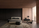 Cama de madera de pino y algodón bouclé en color blanco roto – detalle