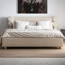 Cama de madera de pino y algodón bouclé en color blanco roto – detalle