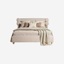 Cama de madera de pino y algodón bouclé en color blanco roto