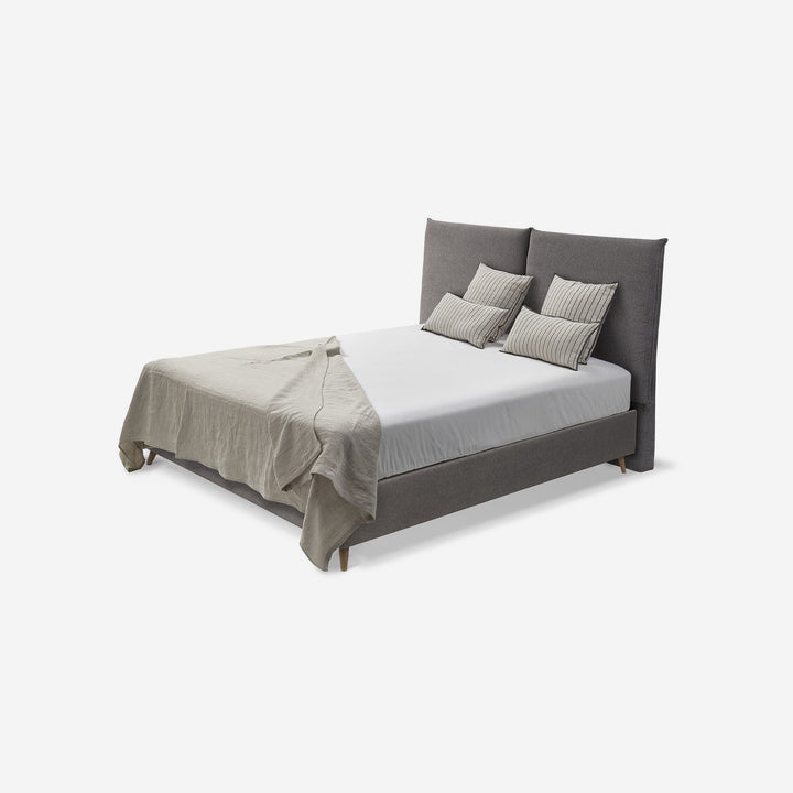 Cama estofada com cabeceira almofadada e estrado rígido de 6 cm – fotografia de estúdio