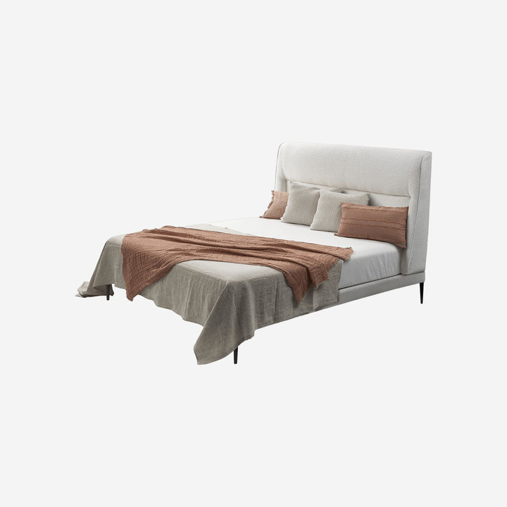 Cama estofada com cabeceira baixa envolvente e pés metálicos – fotografia de estúdio