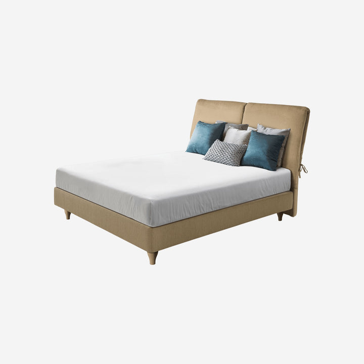 Cama estofada com cabeceira de almofadas e estrado rígido de 16 cm – fotografia de estúdio