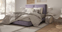 Cama estofada com cabeceira de dois painéis e estrado rígido de 16 cm – outra vista de ambiente