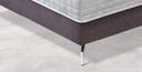 Cama estofada com cabeceira de cantos arredondados e estrado de molas ensacadas de 16 cm – pormenor do estrado e do pé