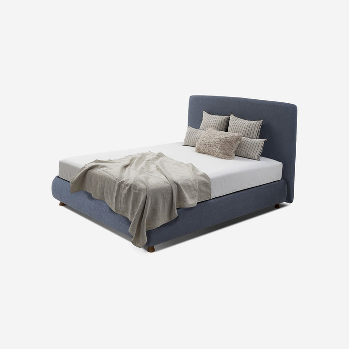 Cama estofada com cabeceira de cantos arredondados e estrado de molas ensacadas de 16 cm – fotografia de estúdio