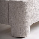Cama tapizada en poliéster en color beige jaspeado – detalle