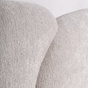 Cama tapizada en poliéster en color beige jaspeado – detalle