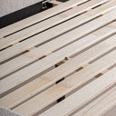 Cama tapizada en poliéster en color beige jaspeado – detalle