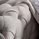 Cama tapizada en tela en color beige – detalle