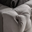 Cama tapizada en tela en color beige – detalle
