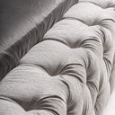 Cama tapizada en tela en color beige – detalle