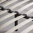 Cama tapizada en tela en color marrón – detalle