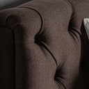 Cama tapizada en tela en color marrón – detalle