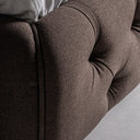 Cama tapizada en tela en color marrón – detalle