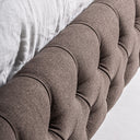 Cama tapizada en tela en color marrón – detalle