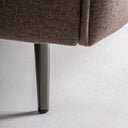 Cama tapizada en tela en color marrón – detalle