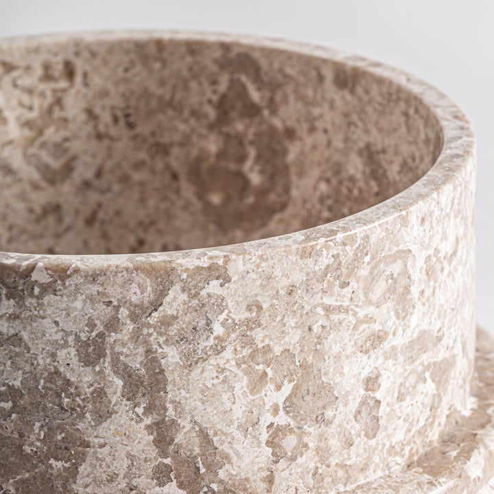 Centro de mesa de mármol en color beige mate – detalle