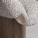 Chaise longue de madera de olmo y poliéster en color marrón – detalle